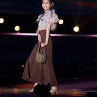 AKB48本田仁美、爽やかにランウェイ：「GirlsAward」