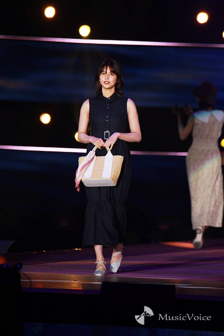 櫻坂46渡邉理佐、気品のあるランウェイ　声援にキュンポーズ：「GirlsAward」