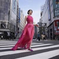 三吉彩花、アルマーニが選ぶ世界12人の日本代表に