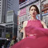 三吉彩花、「ジョルジオ アルマーニ」が選ぶ世界の女性12人の日本代表に「私にとって意味のある場所で」