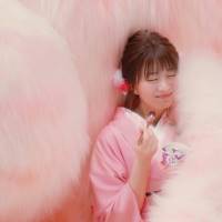 岡崎紗絵、大きなネコに包まれアイスを一口「和らぐー」