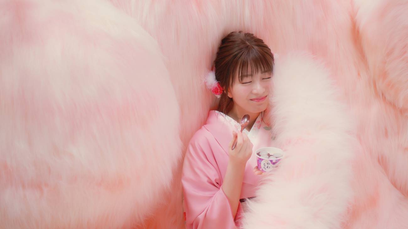 岡崎紗絵、大きなネコに包まれアイスを一口「和らぐー」