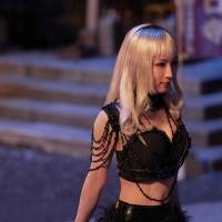 神木隆之介、吉岡里帆との激闘シーン　矢を放つ松村北斗：映画『ホリック xxxHOLiC』