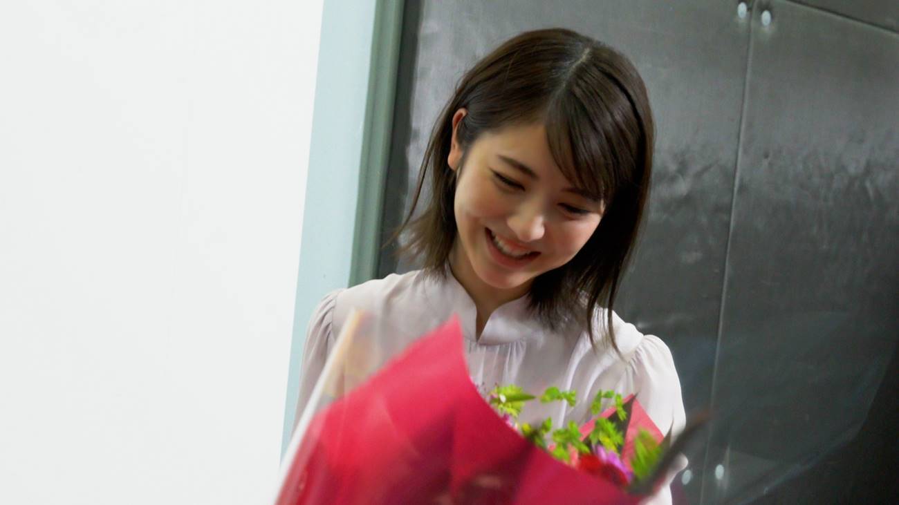 浜辺美波、撮影の合間の表情がキュート　ピアノ練習する姿も