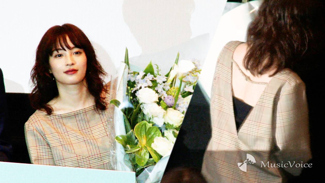 広瀬すず、24歳サプライズ　うっとり美背中で花束