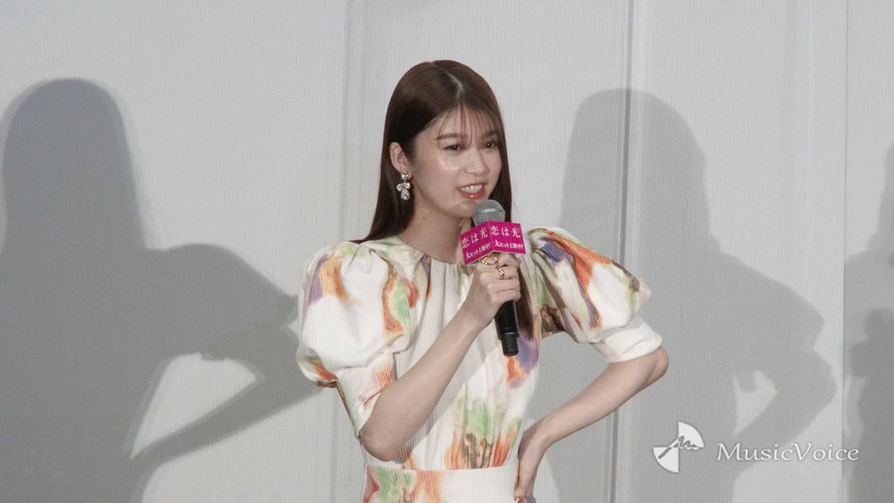 馬場ふみか大胆！美背中と肩甲骨を鷲づかみ