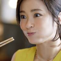 上戸彩、爽やか黄色ワンピでうどん一口　食感にうなる「さすが！」