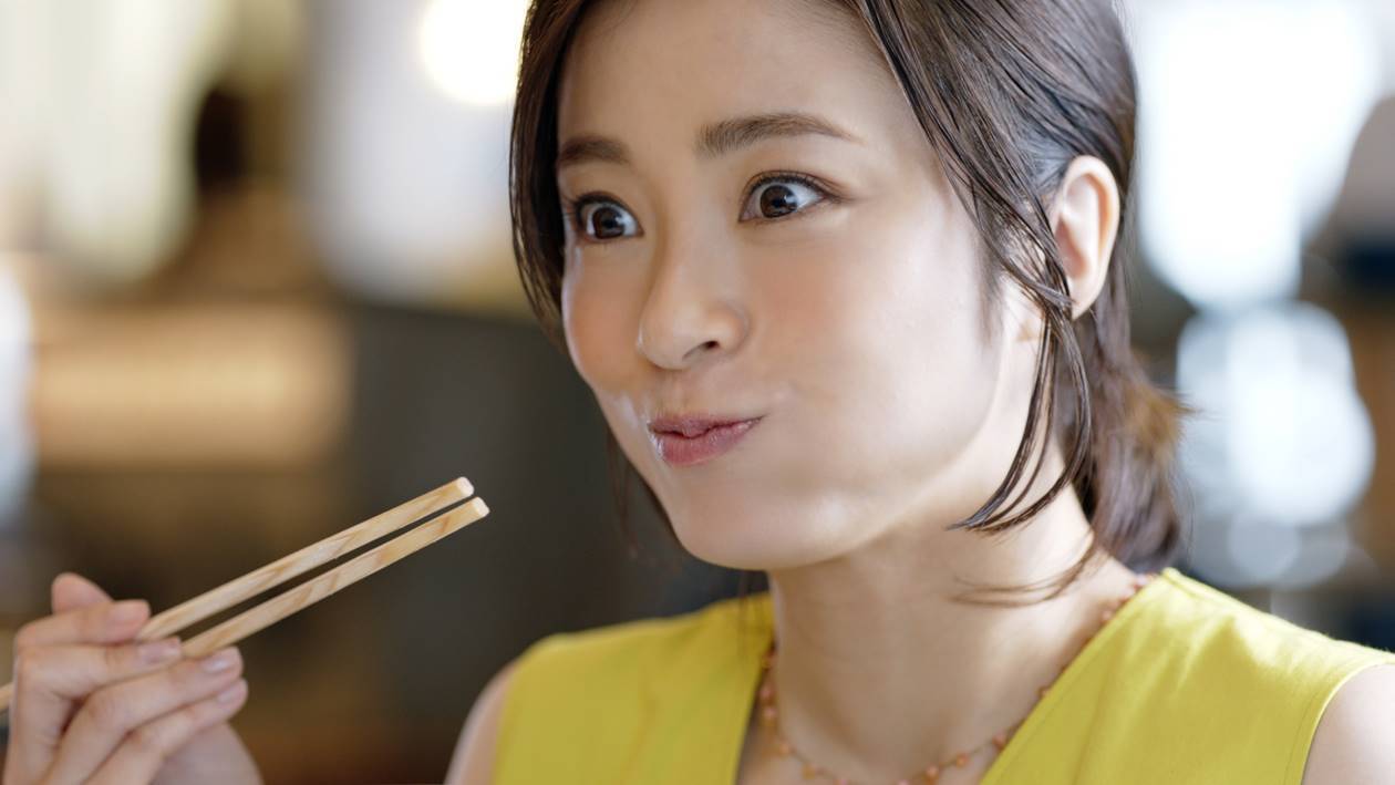 上戸彩、爽やか黄色ワンピでうどん一口　食感にうなる「さすが！」