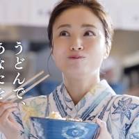 上戸彩、清涼感あふれる浴衣姿　うどん試食にご満悦