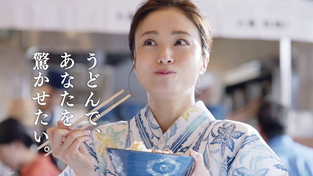 上戸彩、清涼感あふれる浴衣姿　うどん試食にご満悦