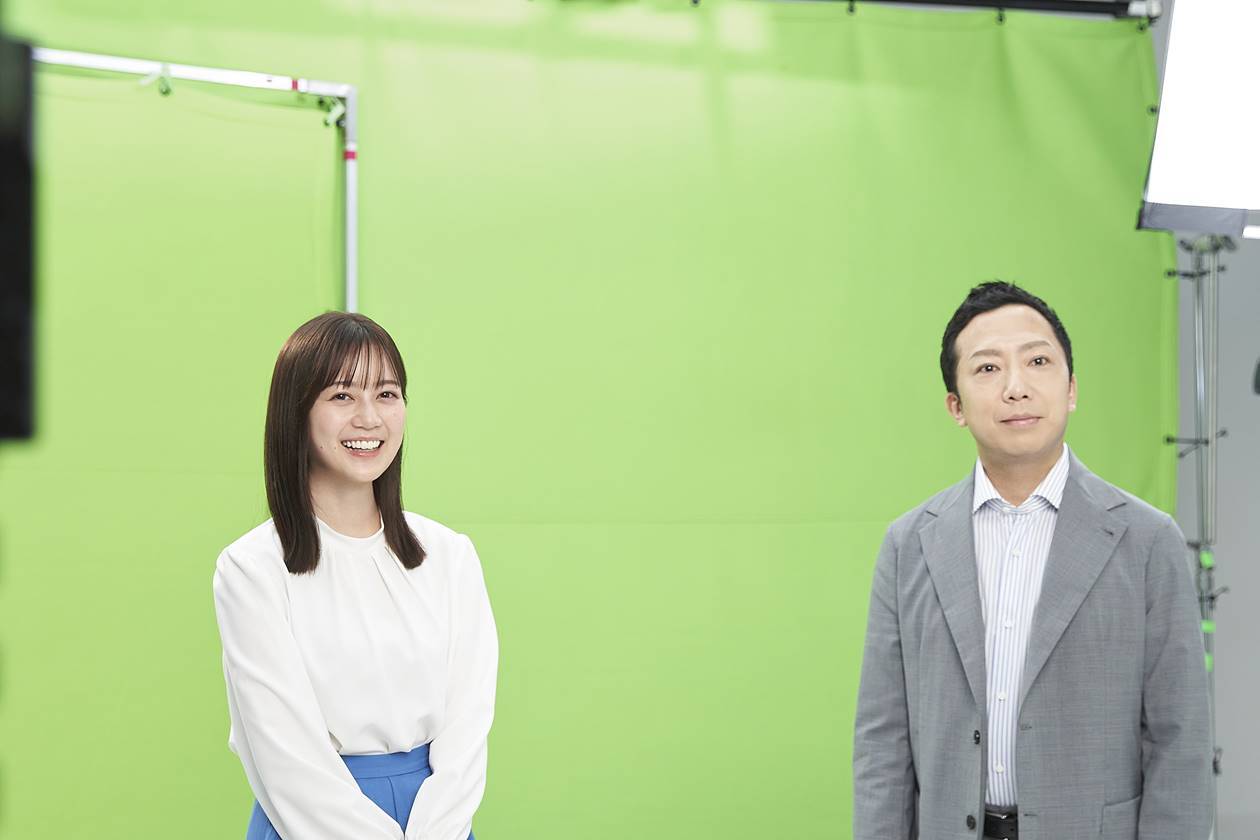 生田絵梨花、初共演の市川猿之助に緊張気味？　真剣な表情で撮影　キュートな笑顔も