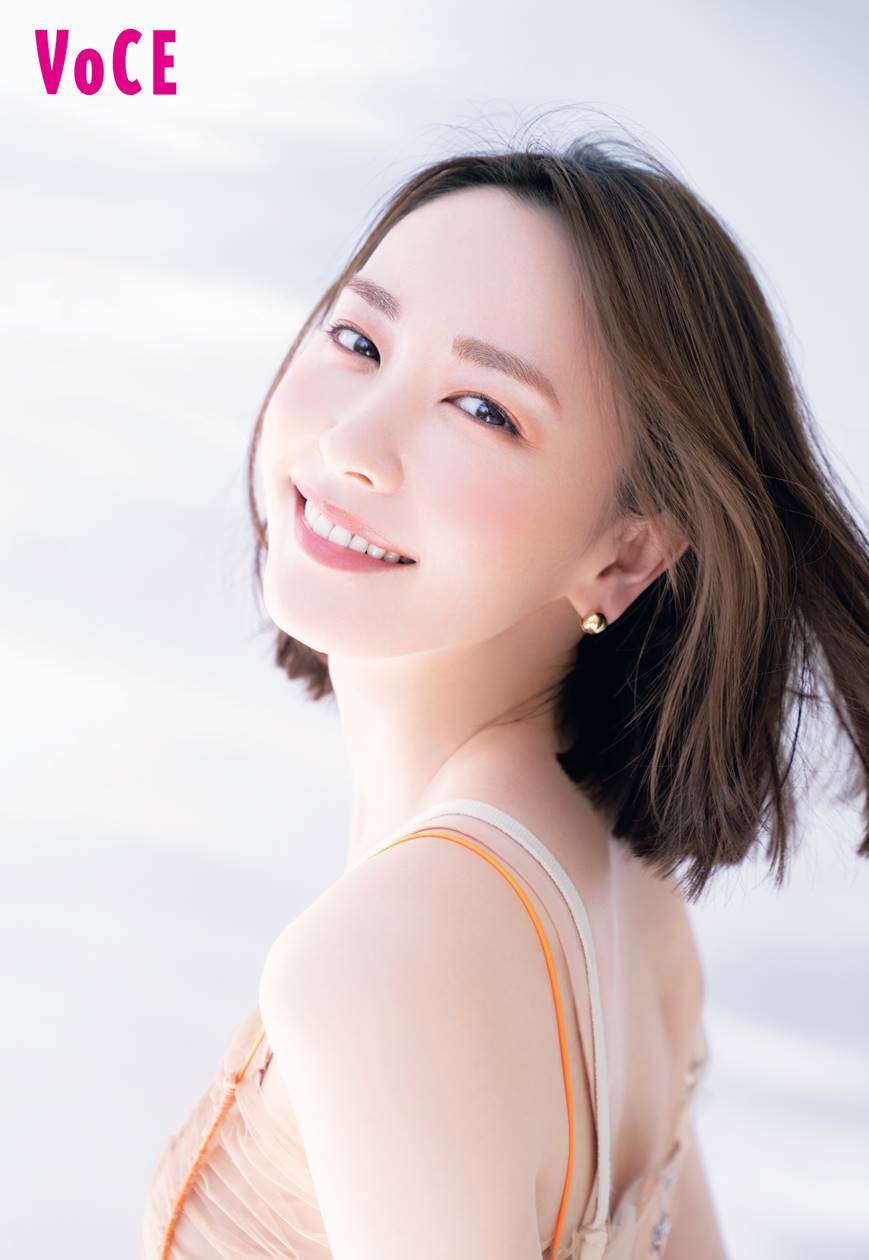 新垣結衣、突き抜ける美しさ　圧倒的な透明感で表紙