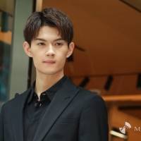 佐野勇斗、爽やかにテープカット　限定時計に「重厚感がある」