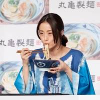 上戸彩、うどん豪快に「もうシコシコですね！」　言い間違え大テレも