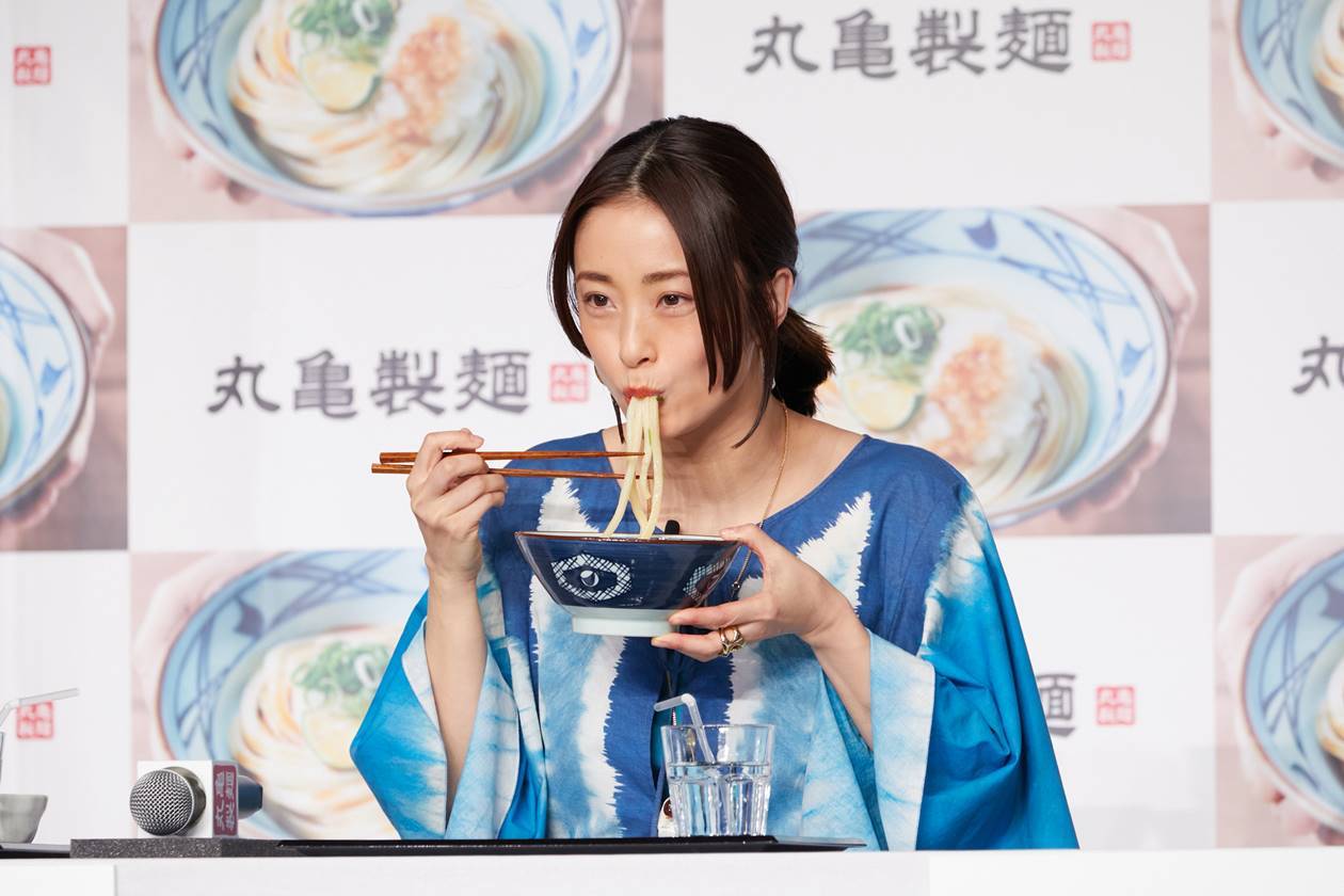 上戸彩、うどん豪快に「もうシコシコですね！」　言い間違え大テレも