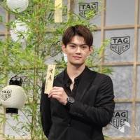 佐野勇斗、達筆　書道六段の腕で短冊に願い事　時間への名言も