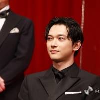吉沢亮、国王役でド緊張　錚々たるキャストがひざまずき「声が震えた」