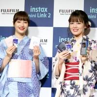 広瀬すず＆伊原六花『富士フイルムinstax“チェキ”』新製品発表会