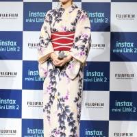 広瀬すず＆伊原六花『富士フイルムinstax“チェキ”』新製品発表会