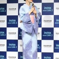 広瀬すず＆伊原六花『富士フイルムinstax“チェキ”』新製品発表会