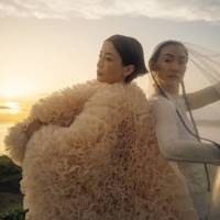 宮沢りえ×三東瑠璃、夕日の中で重なり合う二人