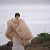 宮沢りえ×三東瑠璃、夕日の中で重なり合う二人