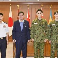 町田啓太＆佐野勇斗、岸防衛大臣を表敬訪問　『テッパチ！』撮影協力で謝意