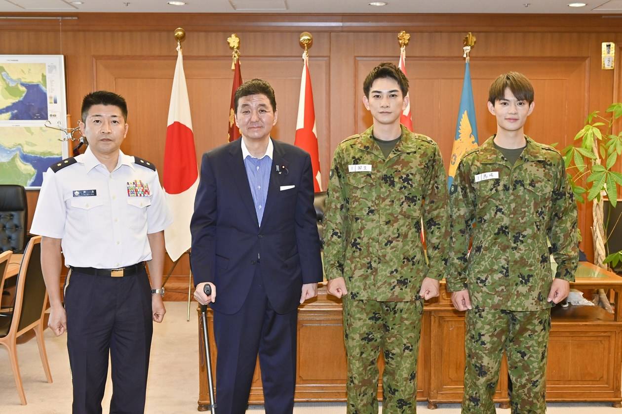 町田啓太＆佐野勇斗、岸防衛大臣を表敬訪問　『テッパチ！』撮影協力で謝意
