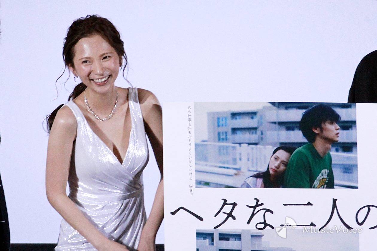 街山みほ、初主演映画が封切り　大胆ドレスで晴れ舞台　鈴木志遠とＷ主演