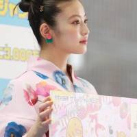 吉岡里帆と今田美桜「サマージャンボ」発売記念イベント