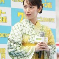 吉岡里帆と今田美桜「サマージャンボ」発売記念イベント