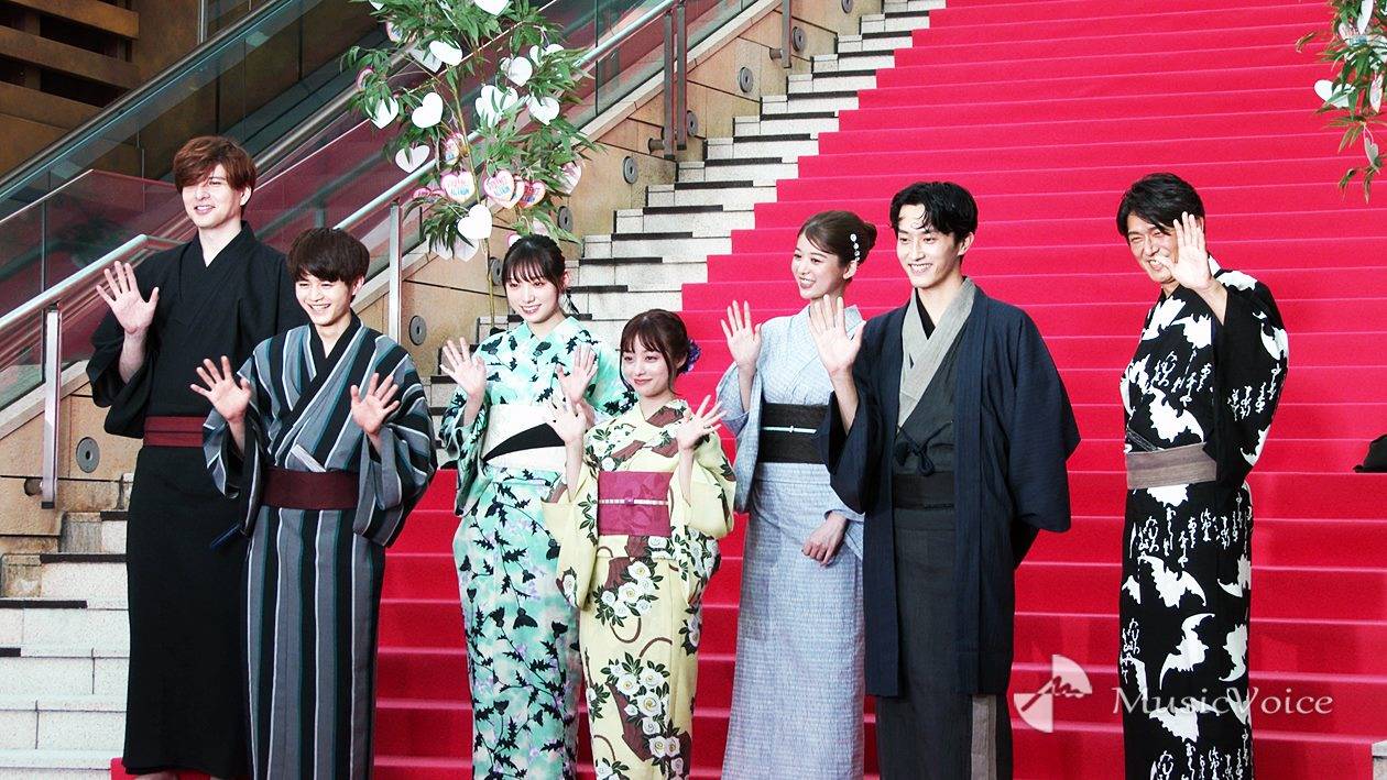 橋本環奈、杉野遥亮ら浴衣姿でピンクカーペット