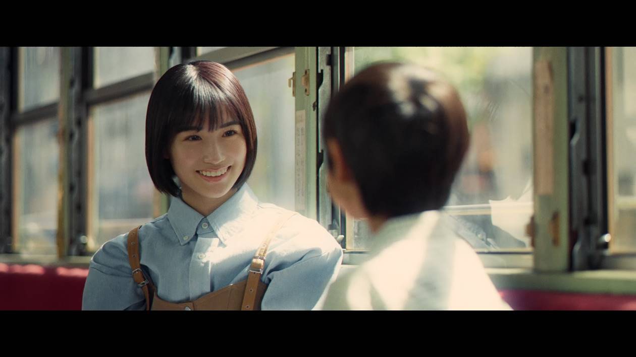 乃木坂46掛橋沙耶香、懐かしの路面電車に終始リラックス「落ち着く」　地元岡山で撮影　