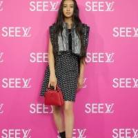 Koki,、強さ表現　ミニ丈ドレスで美脚も