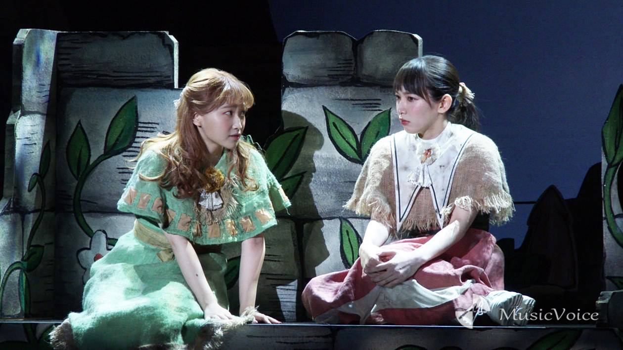 吉岡里帆、主演舞台「スルメが丘は花の匂い」開幕