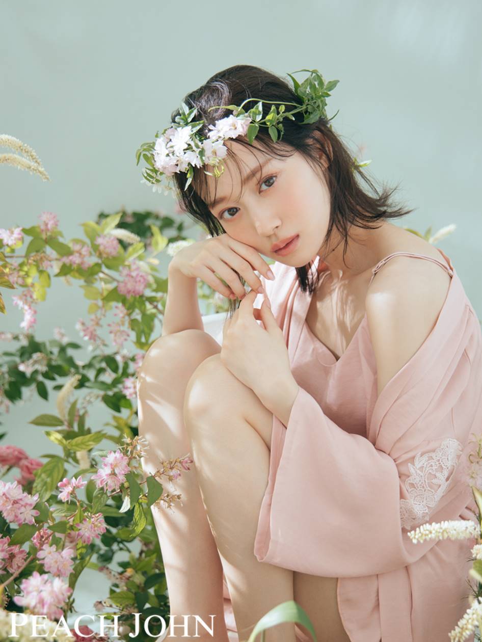 乃木坂46山下美月、際立つ美脚と美肩　ロマンティックに着こなし