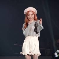 AKB48本田仁美、キュン撃ちポーズでハート射抜く：関コレ