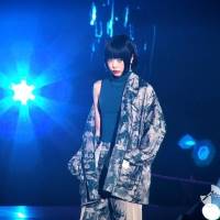 あの、美しい腕周りも　異彩放ったランウェイ