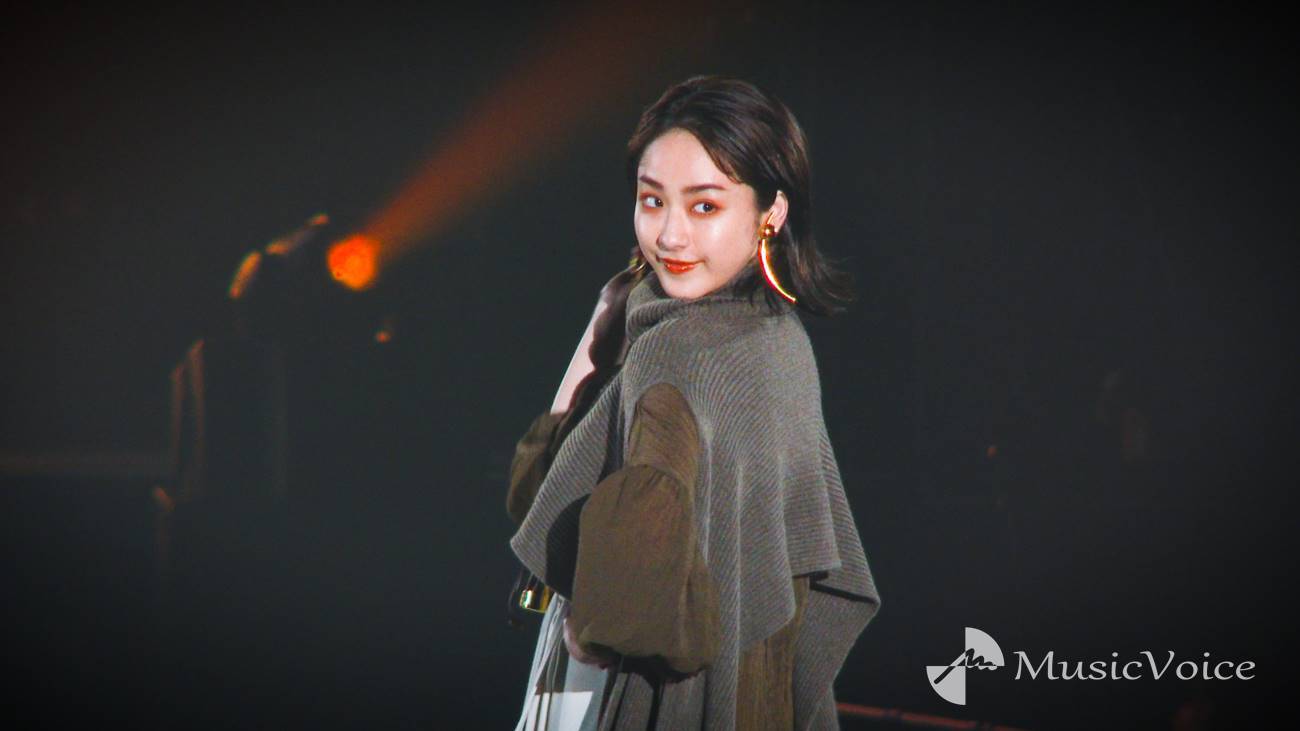 平祐奈、都会的　大人秋コーデでクールにランウェイ