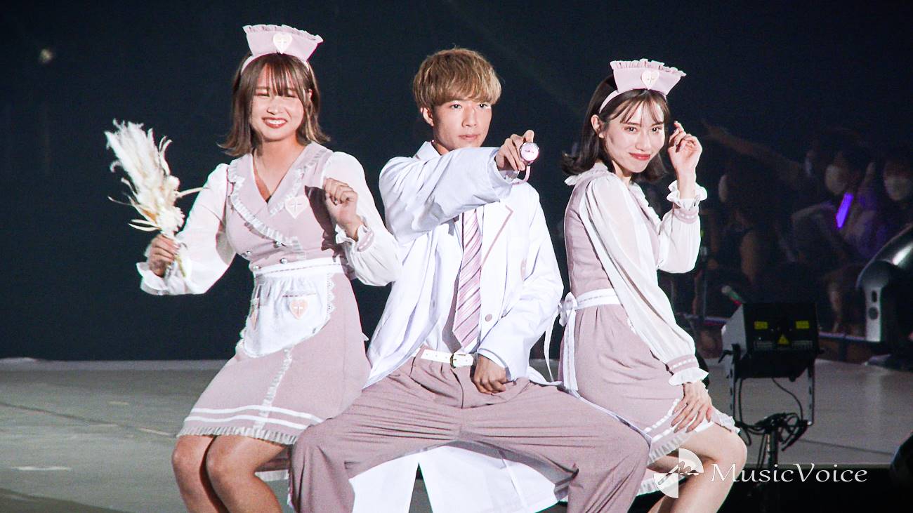 ばんばんざい、ドクター＆ナースのコスプレでランウェイ