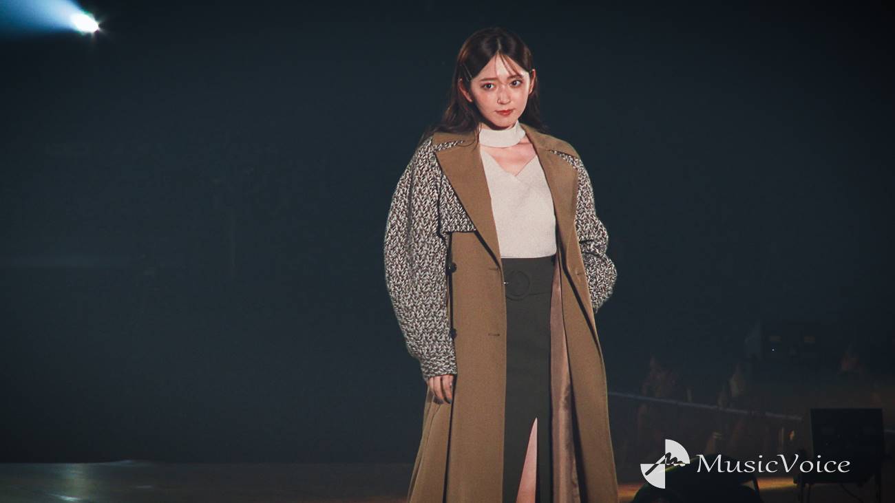 鈴木愛理、深いスリットから美脚　大人な秋コーデで魅了