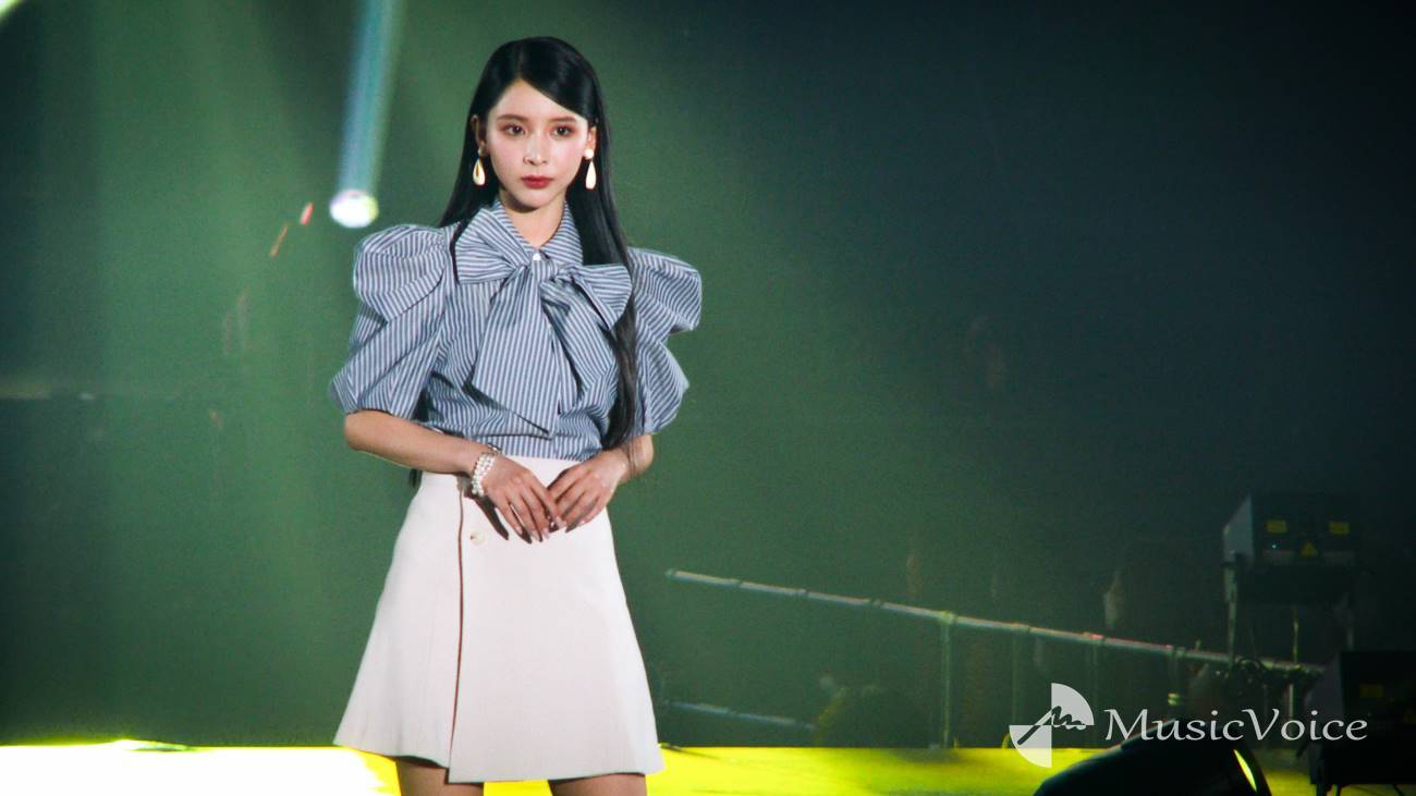 ミチ、大人キュロットパンツで美脚　投げキッスも