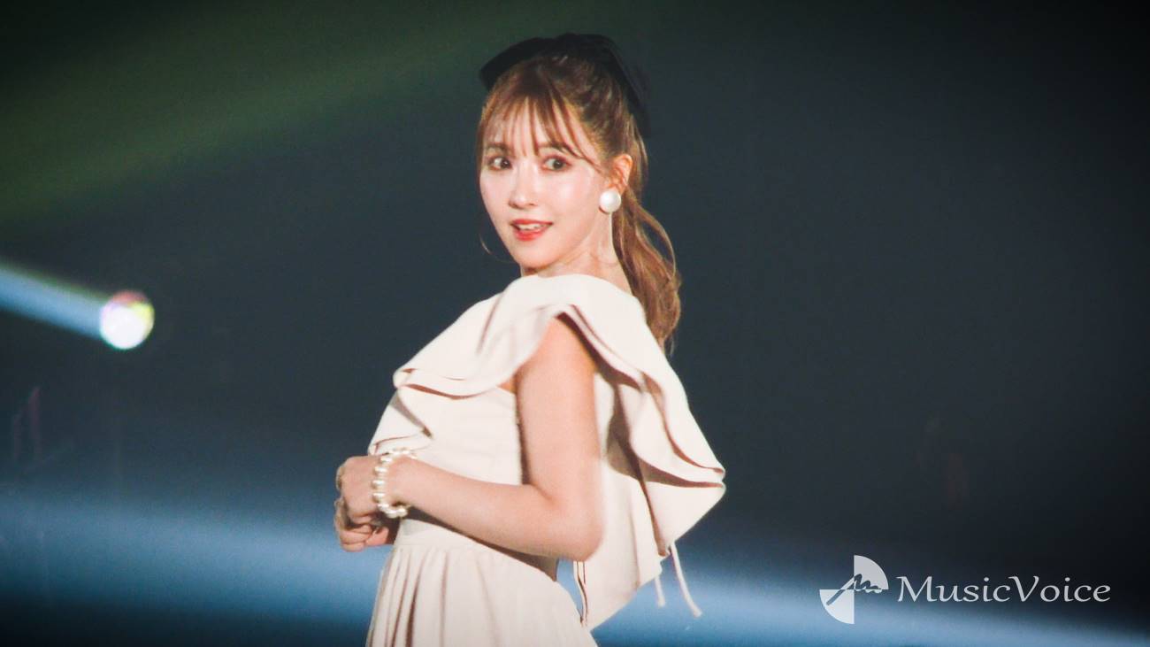 三上悠亜、深Ｖで美背中　レースアップでよりセクシーに　投げキッスも