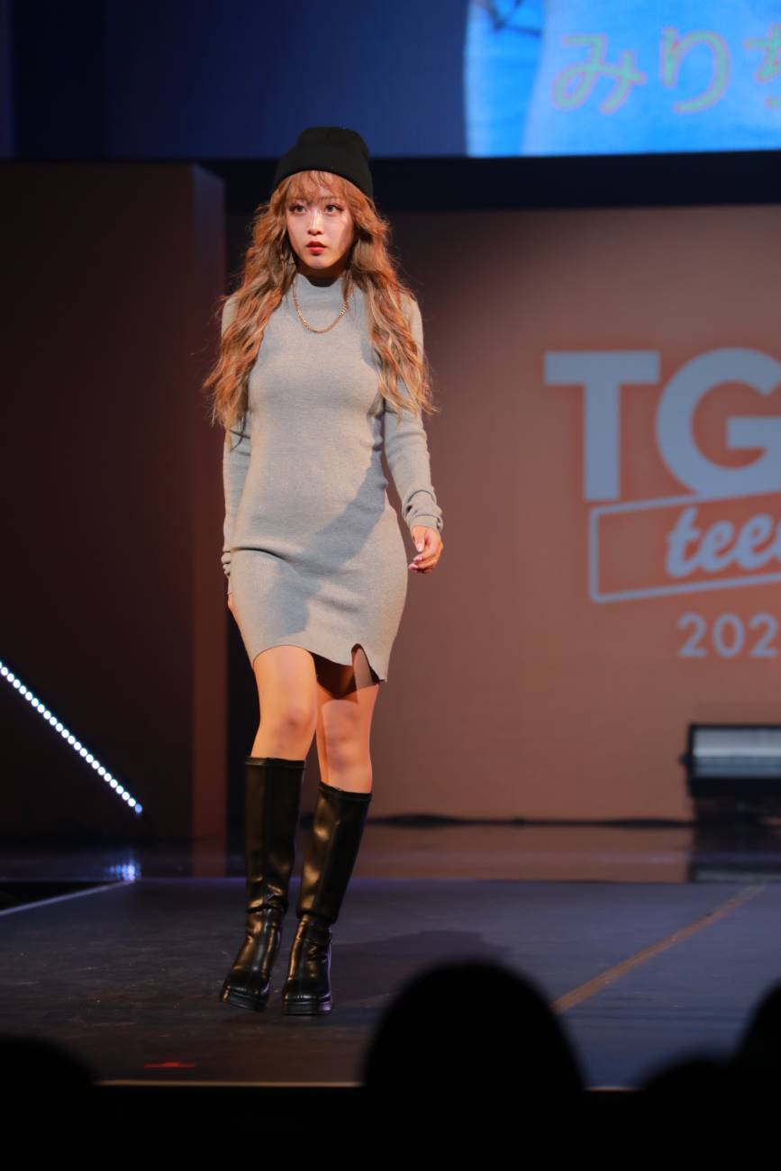 みりちゃむ、ミニワンピで大人っぽくセクシーにランウェイ