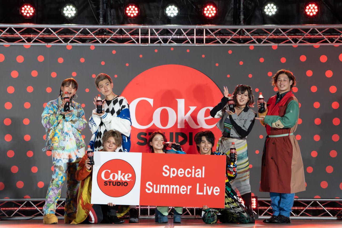 フォーエイト48、らしさ全開フォトセッション　投げキッス、決め顔、ひょっこり、全力笑顔