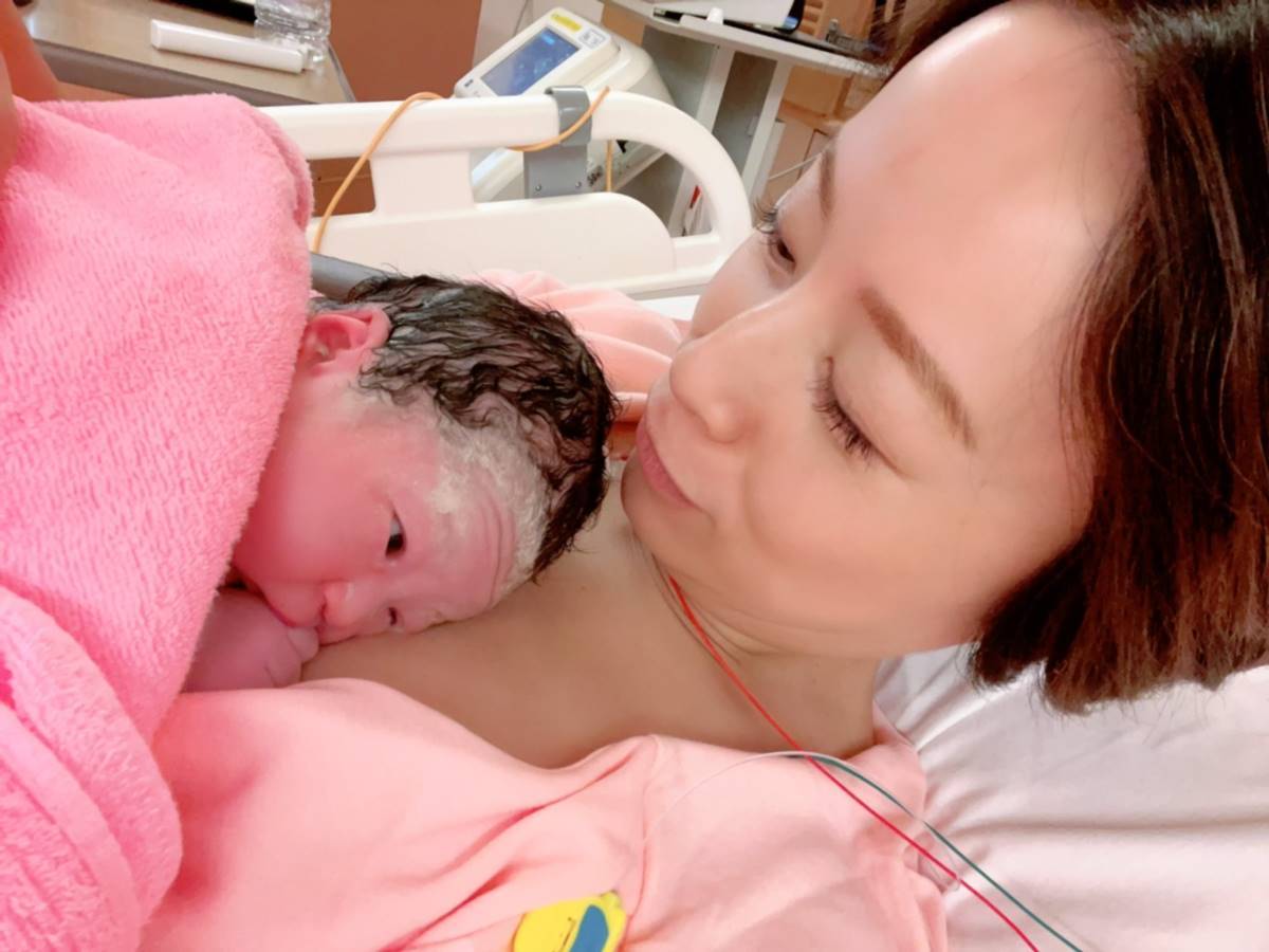 鈴木亜美、第三子女児を出産「可愛くて小さな姫」