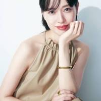 戸田恵梨香、VOCE10月号で表紙