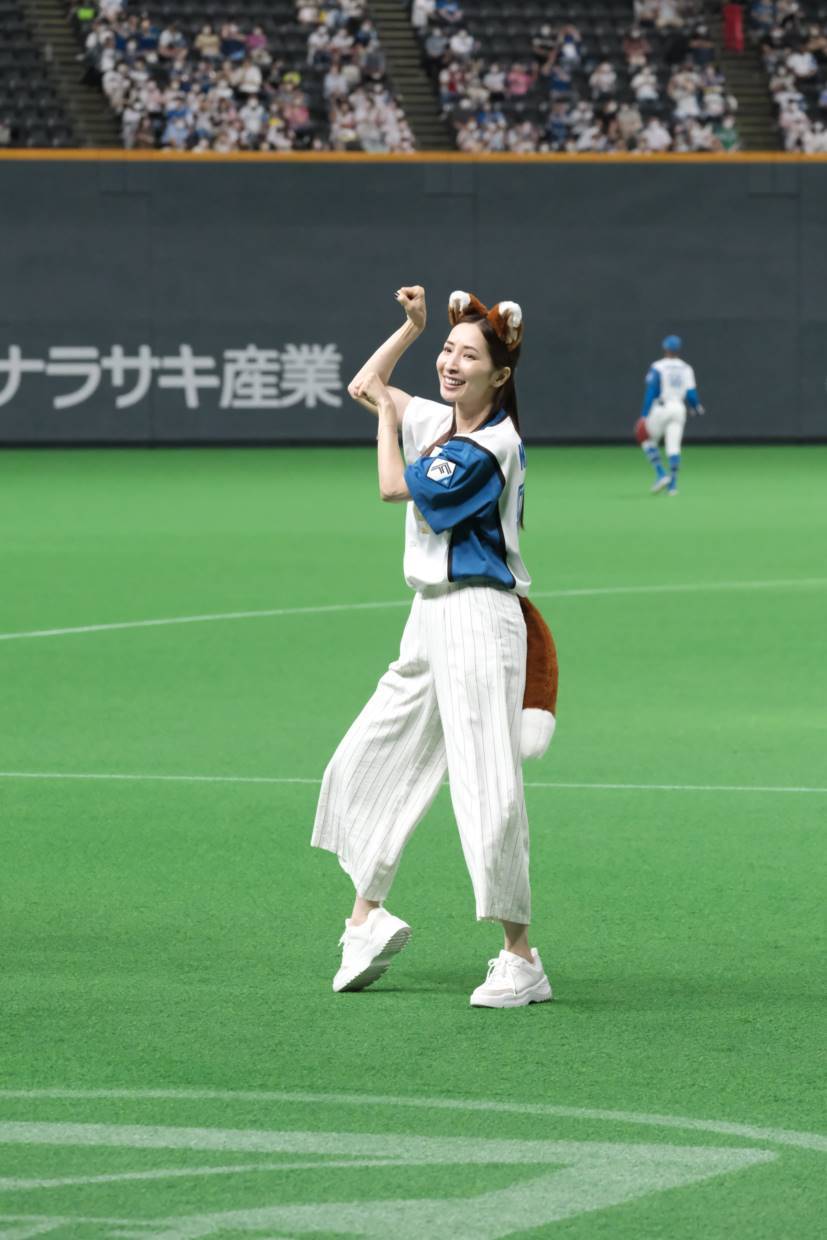 真飛聖「キャー!!」始球式で大暴投も…キレキレのキツネダンスで沸かす