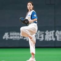 真飛聖「キャー!!」始球式で大暴投も