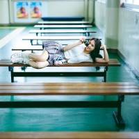 櫻坂46小林由依、2nd写真集から先行カット公開　へそ出しルックで悪戯な笑み